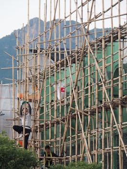 政府工作报告提“规范信贷经营行为、降低中间费用”,业内人士如何解读? 新闻