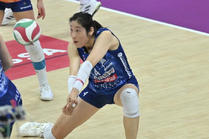  朱婷狂砍20分，意甲女排14决赛首回合科内3-1战胜布斯托 新闻