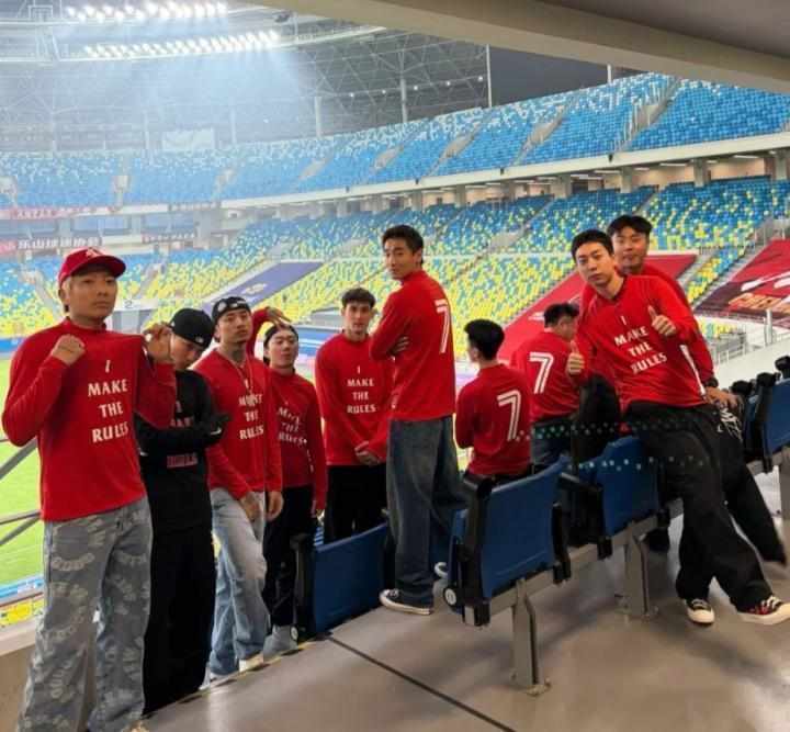  蓉城7号规则宣言，马思唯韦世豪看台同框；潮流与绿茵深度交织。 时尚用品