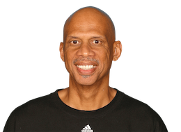  詹姆斯翻身后仰锁定胜局，运动战进球超越贾巴尔；NBA历史新篇章开启。 体育新闻 詹姆斯翻身后仰锁定胜局，运动战进球超越贾巴尔；NBA历史新篇章开启。 体育新闻