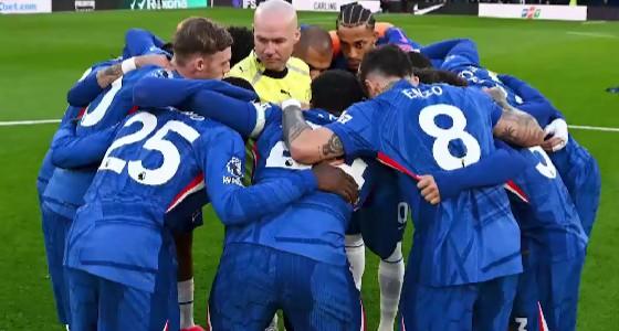 切尔西中圈围圈引争议,裁判被困其中;内维尔怒批作秀,称近乎邪教仪式。 体育新闻