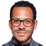 切尔西中圈围圈引争议,裁判被困其中;内维尔怒批作秀,称近乎邪教仪式。 体育新闻