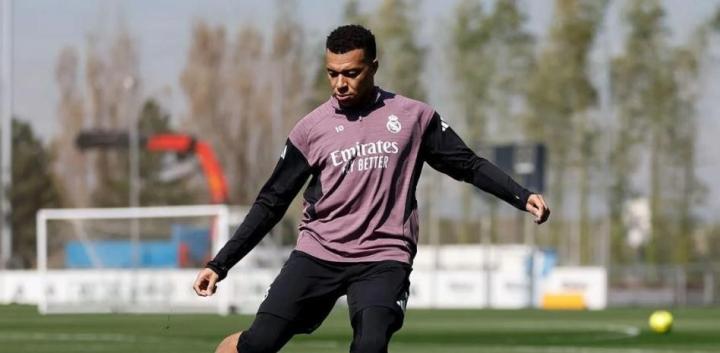 巴尔德贝巴斯训练热烈展开;皇马聚焦德比关键对决。 体育新闻