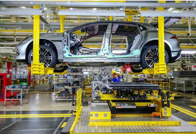  【技术解码】从内燃机困局到三电系统领跑：中国汽车工业的降维打击 汽车科技