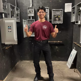  《天梯坍塌那一代人：00后如何在AI风暴中重新寻找自己的位置》 情感心理