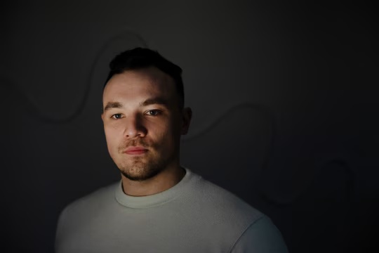  《天梯坍塌那一代人：00后如何在AI风暴中重新寻找自己的位置》 情感心理