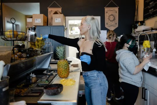  《天梯坍塌那一代人：00后如何在AI风暴中重新寻找自己的位置》 情感心理