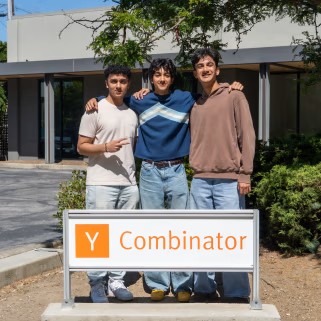  《天梯坍塌那一代人：00后如何在AI风暴中重新寻找自己的位置》 情感心理