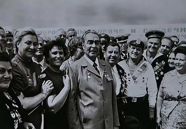  【深度还原】贴身护卫梅德韦杰夫亲述：勃列日涅夫最后七十二小时 新闻