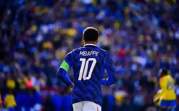  队长袖标背后的职业边界：姆巴佩事件的多维度剖析 体育新闻