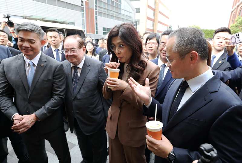  镜头背后的历史坐标：一位摄影记者的跨海瞬间定格手记 新闻