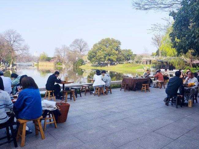  在玄武湖边喝一盏清茶：找回久违的松弛感 情感心理